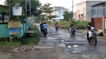 Warga Keluhkan Jalan Rusak,  Pemerintah Tak Kunjung Perbaiki